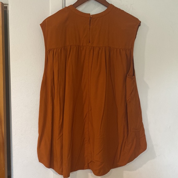 Old Navy tank top with neck detailing (size XXL) - Picture 2 of 3